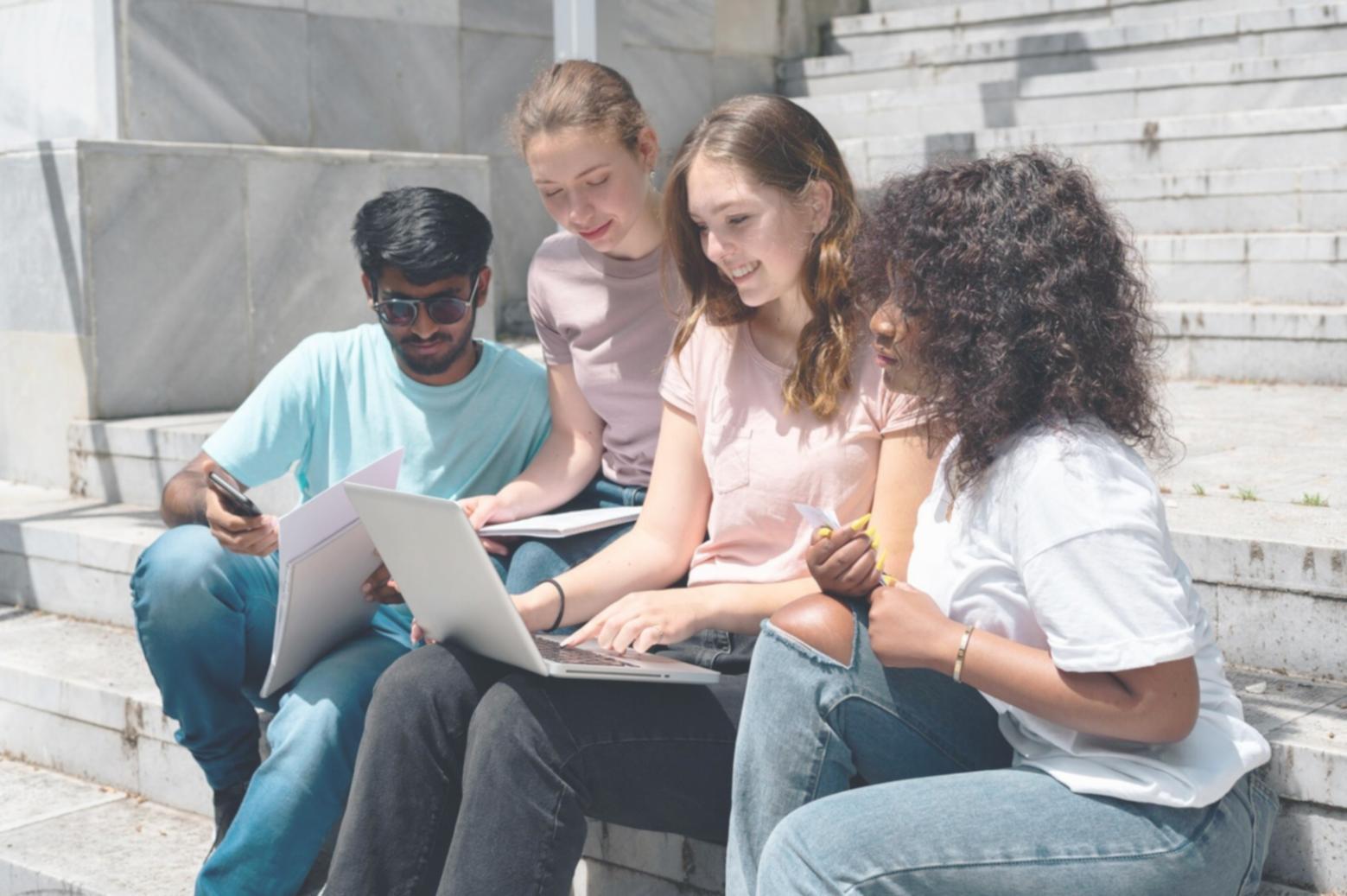 Estudiantes trabajando en ejercicios prácticos de finanzas